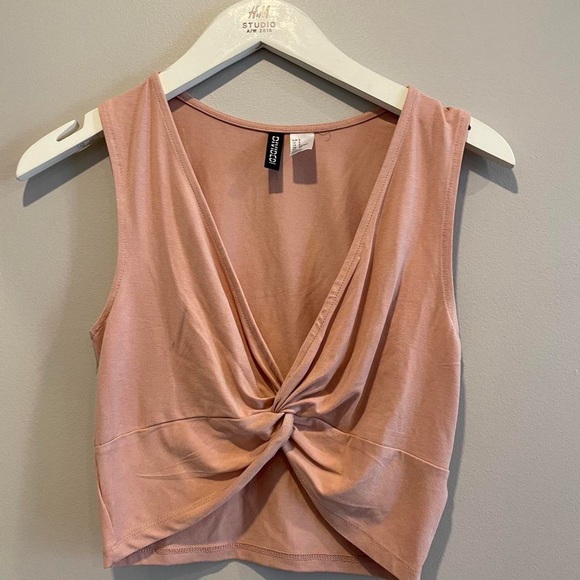 Selling this gorgeous peach nude tie front crop top from H&M. - Picture 3 of 4